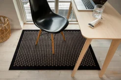 Outlet Tica Copenhagen Dot Gulvmåtte, , 90x130 cm Sort/Sand