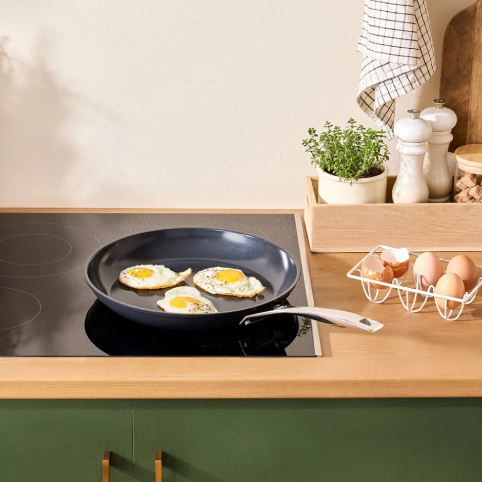 Clearance Le Creuset Essential Non-Stick Ceramic Stegepande, , Ø24 cm Black