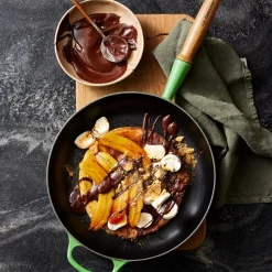 Le Creuset Signature Støbejerns Stegepande Med Træhåndtag, , Ø28 cm* Gryder & Pander