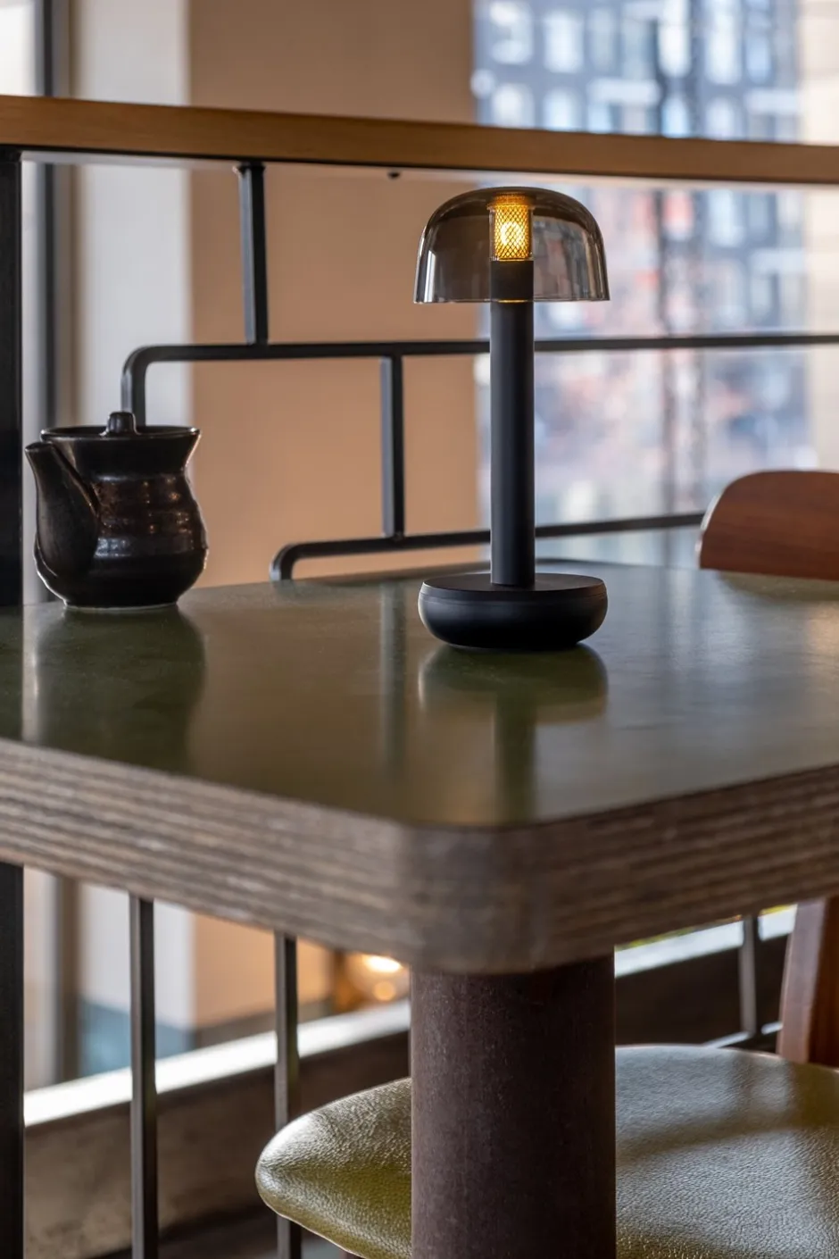 Humble Two Bordlampe, Black Smoked